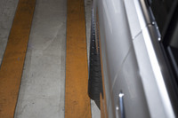 足まわりについては、リア・アクスルステアの採用により、大柄なボディーや4WDシステムの採用に伴う取りまわし性の悪化を解消。同時に、高速走行時の走行安定性も高めている。