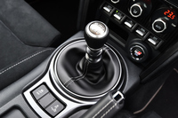 
	トランスミッションは、6段MTのみ。シフトレバーとサイドブレーキレバーは本革巻きとなる。
	