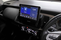 カロッツェリアの「DMH-SF700」は、1DINの筐体（きょうたい）でありながら、インパネよりも前面に9インチの大画面ディスプレイがあるフローティングモデル。