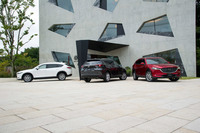 ボディーカラーには「ソウルレッドクリスタルメタリック」（右）や「マシーングレープレミアムメタリック」（中央）、「スノーフレークホワイトパールマイカ」（左）など、全7色が用意される。