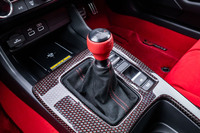 カーボン繊維に赤いポリエステルを編み込んだ「インテリアパネル」や、ブラックアルマイトとレッドレザーを組み合わせた「シフトノブ」も、ホンダアクセスが開発した純正アクセサリーアイテム。