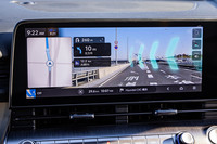 フロントカメラの映像をディスプレイに映し出し、矢印で進行方向を案内するARナビゲーションを「ラウンジ」グレードに採用。同グレードにはビルトインドライブレコーダーも標準で装備されている。