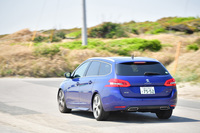 ボディーサイズは全長4585×全幅1805×全高1475mm。ハッチバックモデルに比べ、全長で325mm、ホイールベースで110mm大きい。
	 
	