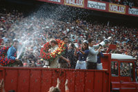 シャンパンを浴びるハンス・ヘルマンとリチャード・アトウッド。