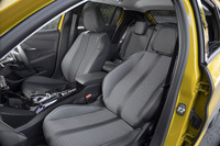 ファブリックとテップレザーで仕立てられる「208アリュール」のシート。後席の居住空間は、今回比較した3台の中で最も狭い印象だった。