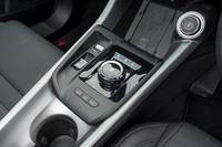 ダイヤル式のシフトセレクターは、日本仕様では特別仕様車「インテンス」より導入されたもの。使用時に発熱することがあったワイヤレスチャージャーの問題も、今回の改良によって解消された。