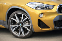 テスト車にはオプションの20インチホイールが装着されていた。タイヤは「ピレリPゼロ」のランフラットタイプ。