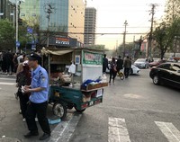 冷麺の屋台、そのかなたにポルシェ。自転車に乗ると、エキサイティングな北京を別の視点で楽しむことができる。