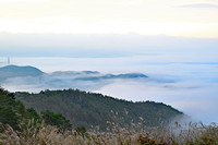 頂上から下を見ても美しい。ふもとに諏訪湖があるため、雲海が出現しやすいらしい。