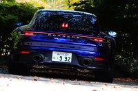 立体的なエンブレムが取り付けられた新型「911」のリアビュー。左右テールライトをスプリットライトで結ぶというデザインは、「カイエン」や「パナメーラ」でも用いられている手法。可動式リアスポイラーは、これらテールランプユニットの上部に位置している。