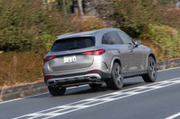 プラグインハイブリッドパワートレインはシステム全体で最高出力313PS／最大トルク550N・mを発生。本国ドイツにはよりパワフルな「GLC400e」（381PS／650N・m）もラインナップされている