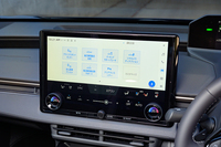 運転支援＆予防安全装備の2ページ目。「G」ではフロントクロストラフィックアラートなどが省かれる。