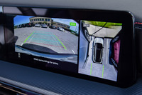 上級グレードの「キックスSR」には、車両の周囲360度を仮想映像で表示し駐車をサポートする「インテリジェントアラウンドビューモニター」が装備される。