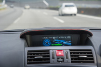 5.9インチ大型カラー液晶が採用されたマルチファンクションディスプレイ。燃費情報や過給機のブースト圧、運転支援システムの作動状態など、さまざまな情報が表示される。