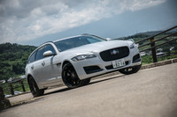 フロントマスクのデザインはセダンと変わらない。グロスブラックのフロントグリルはオプションの「ブラックパック」によるもの。