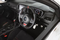 カタログモデルではリムの全周にナパレザーが巻かれていたステアリングホイールは、サイド部分がナパレザー巻きで上下がアルカンターラ巻きという構成となっている。