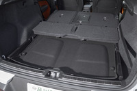 荷室の床下には、取り外したトノカバーを収納するスペースが確保されている。写真はカバーをおさめた状態。