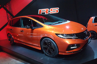 「ジェイドRSカスタムコンセプト」。車体のローダウンやリアのルーフスポイラーが特徴となっている。