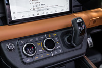 センターコンソールパネルには、エアコンのコントローラーのほか、エアサスペンションの車高調整や走行モードの切り替えスイッチなどが機能的に配置されている。