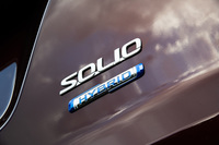 現行型「ソリオ」に貼られる「HYBRID」のバッジ。今日におけるスズキの電動化技術の主役は、マイルドハイブリッドである。（写真：向後一宏）