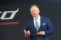 「レヴエルト」のデザインについて解説する、ミィティア・ボルケルト氏。