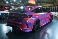 「シビック タイプR HRCコンセプト」のリアビュー。3本出しのテールパイプフィニッシャーのサイドには、HRCが手がけるMotoGPマシンでもおなじみとなった「AKRAPOVIC（アクラポビッチ）」のロゴが確認できた。