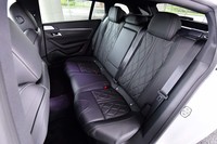 個性的なステッチでドレスアップされた後席。6：4の分割可倒式で、荷室側からも倒すことができる。