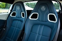 白いボディーにストライプが映える　「ロータス・エリーゼ」の限定車発売の画像