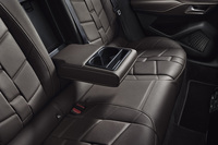 居心地の良さを追求したという「DS 4」のインテリア。内装の素材としてさまざまな仕様のレザーやアルカンターラが設定されている。写真は後部座席のもの。