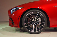 「CLS53 4MATIC＋」は、ハイグロスブラックの20インチAMG 5ツインスポークアルミホイールを採用。タイヤサイズは前：245/35R20、後ろ：275/30R20。