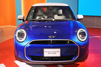 シンプルを追求した新型「MINIクーパー」のフロントマスク。このデザインでは、ユニオンジャックやボンネットストライプといったコテコテな化粧は、これまでのようには似合わないかもしれない……。