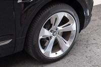 試乗車にはポリッシュ仕上げの22インチアルミホイールと285/40ZR22サイズの「ピレリPゼロ」タイヤが装着されていた。