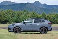 「カローラ クロスGRスポーツ」のボディーサイズは全長×全幅×全高＝4460×1825×1600mmで、ホイールベースは2640mm。専用セッティングのサスペンションにより、車高は標準モデルよりも10mm引き下げられている。