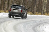 滑りやすい凍結路では、慎重なスロットル操作や先を見越しての繊細なブレーキ操作が必須となる。「ランドクルーザー“250”」のアクセルやブレーキの操作性は、こうした環境を考慮して調律されているのだ。