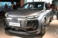 2025年夏に日本導入予定の「SQ6 e-tron」がいち早く展示されている（左ハンドル）。