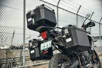 厚さ1.5mmのアルミで作られた、耐水性のトップボックスとパニアケース。トップボックスは42リッター、パニアケースは片方で37リッターの容量を持つ。