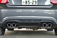 ハイグロス仕上げの「Mデュアル・ツイン・エキゾースト・テールパイプ」がリアビューをスポーティーに引き締める。