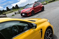 ひと口にホットハッチといっても、両モデルの速さへのアプローチは極めて対照的だった。