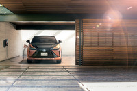 レクサスRZの登場に合わせ、レクサスディーラーにおいてBEVオーナー専用サービス「LEXUS Electrified Program（レクサス エレクトリファイドプログラム）」が開始される。