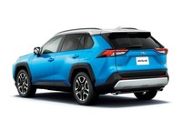 新型「RAV4」には、写真のような2トーンカラー仕様もラインナップされる。