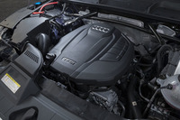 テスト車「アウディQ5」のエンジンは、「ボルボXC60 T5」と同じ排気量の2リッター直4ターボ。今回の試乗では、270km弱の距離を走行し、10.0km/リッター前後の燃費を記録した。