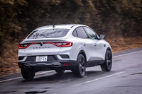 アイドリングストップからのエンジン再始動は滑らかで、3500rpmあたりから盛り上がるパワー感も気持ちがいい。パワートレインへの負荷が低い場面では、エンジンと駆動輪を切り離して燃費を稼ぐ、コースティングモードに入る。