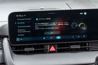 「N eシフト」では、電気自動車でありながら8段DCT車を操るかのようにドライブできる。パドルで変速できるほか、仮想のレッドゾーンを超えて踏み込むと、サウンドと車両の揺動によってリミッターに当たる感じが味わえる。