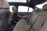 全長5m級のサルーンとしては後席の足元は広くない。BMWが追求する運動性能との兼ね合いゆえのサイズだ。