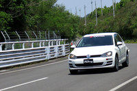 まずはテストコースの外周路で、「アドバン フレバV701」を「Sドライブ」と比較試乗。試乗車には「フォルクスワーゲン・ゴルフ」が用いられた。