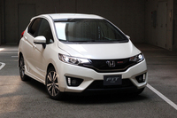 スポーティーグレードの「RS」。専用デザインのグリルやバンパー、アルミホイールなどが備わる。
    