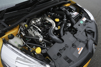 ルノーのM5M型1.6リッターの直噴4気筒ターボエンジンは、「ジューク」などに搭載される日産のMR16DDT（DIGターボ）型ユニットと基本的に同じもの。「ルーテシアR.S.」では200psと24.5kgmを発生する。