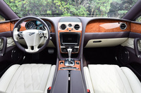 左右対称型のインストゥルメントパネル。「ベントレーウイング」と呼ばれるエンブレムをモチーフに、デザインされている。