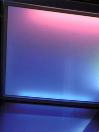 デパートのエレベーターのような天井のカラーイルミネーション。

