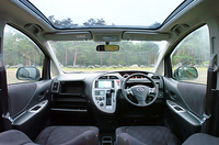 天井に占めるガラスの割合が最大級！　を謳うパノラマパッケージのインテリア。